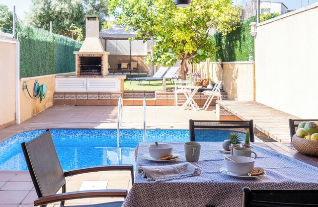 Holiday Home "Another Day in Paradise" with Mountain Views, Pool and Wi-Fi