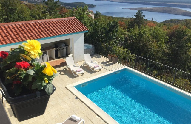 Holiday home-big swimming pool-amazing views