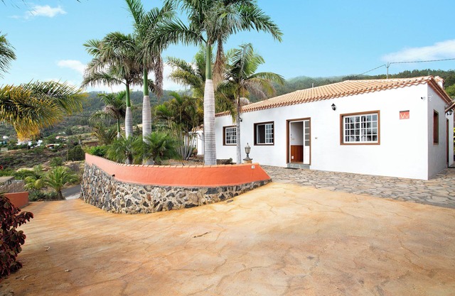 Holiday Home 'Casa Ariadna' with Sea View, Private Garden and Wi-Fi