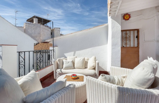 Holiday Home Casa Linda with Mountain View, Wi-Fi, A/C, Balcony & Terrace