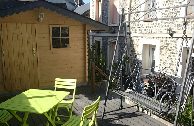 Holiday Home 'Chez Isa De Pêcheur Etretat' with Sea View and Wi-Fi