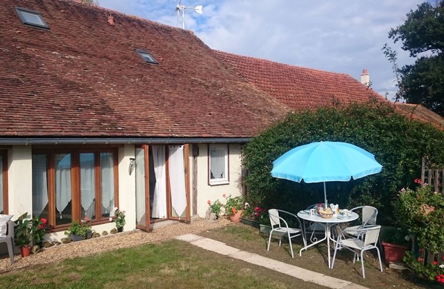 Holiday home for 4, heated pool, games room, garden.Central for main attractions