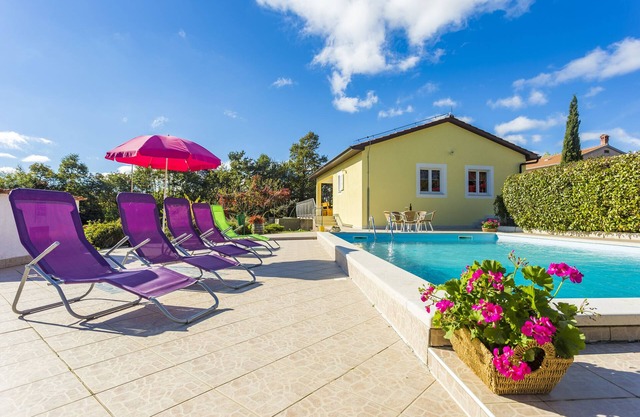 Holiday home for 6, 90 m² with private pool 40m²