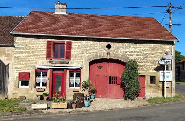 Holiday home in Celles-En-Bassigny enclosed garden