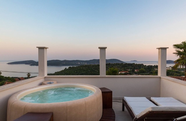 Holiday Home Frida - Three Bedroom House with Jacuzzi and Sea View