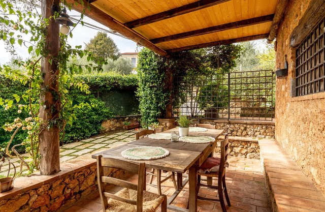 Holiday Home 'Greg's House' with Private Pool, Garden and Wi-Fi