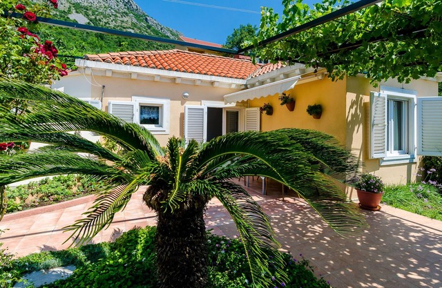 Holiday Home Hope - One-Bedroom Holiday Home with Terrace and River View