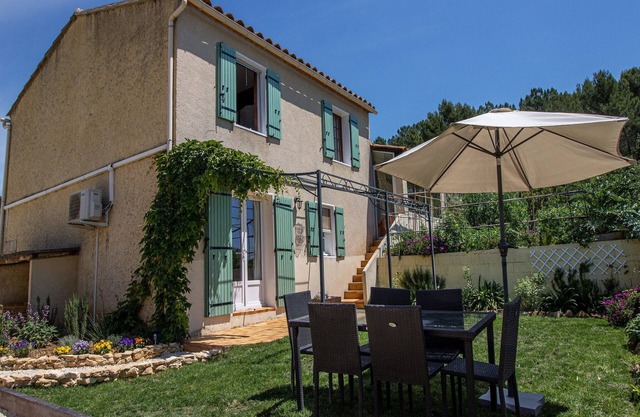 Holiday Home in Gargas near Route des Ocres
