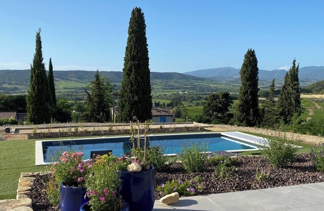 Holiday Home 'La Villa Verte' with Private Pool, Wi-Fi and Air Conditioning