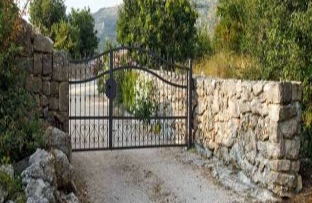 Holiday Home Lišnjak - Three Bedroom Holiday Home with Pool