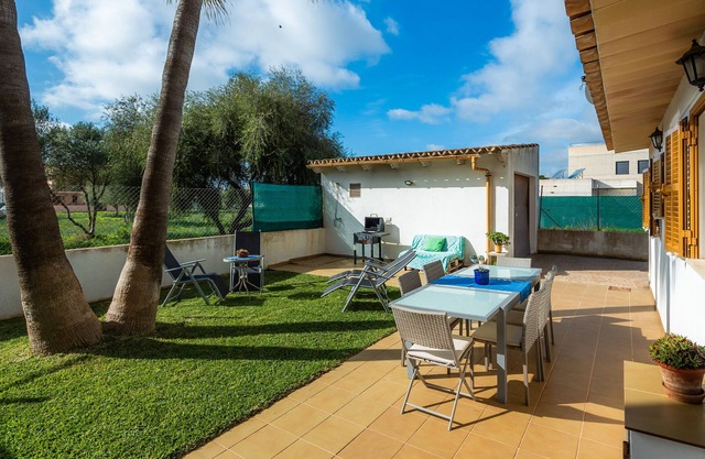Holiday Home "Villa Marys" close to the Sea with Private Garden & Wi-Fi