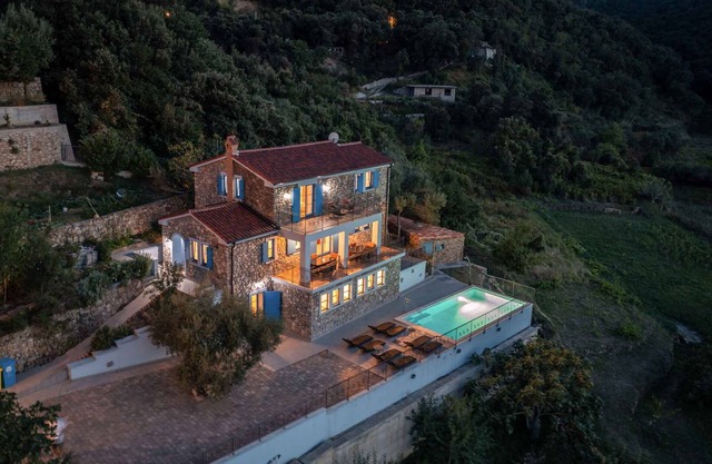 Holiday home with pool and air conditioning