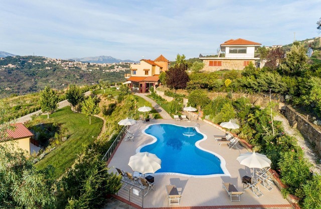 Holiday home with view and pool