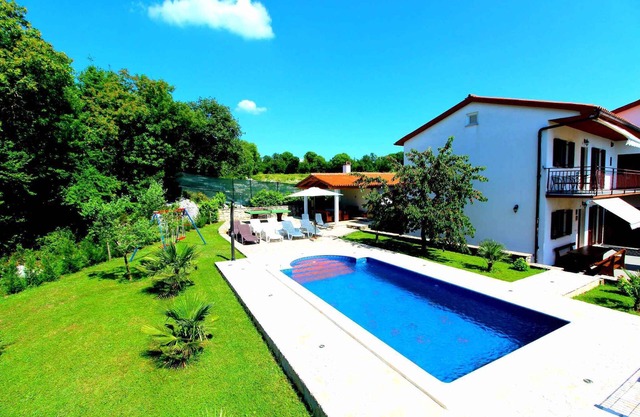 Holiday home with 2 separate flats, swimming pool and air conditioning