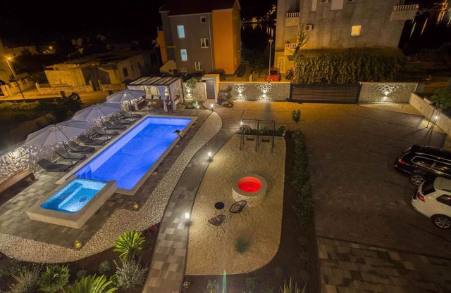 Holiday home with 3 apartments for 5 to 15 people