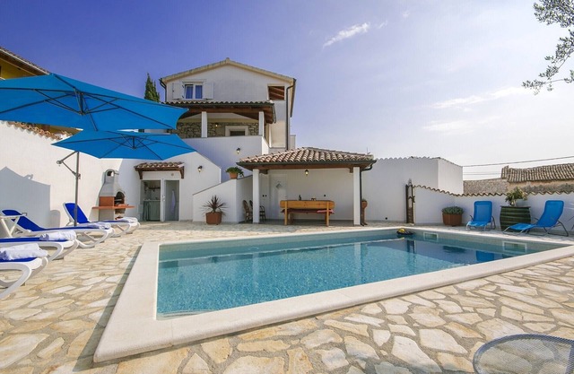 Holiday home with a pool for 7 persons only 6 km from beautiful beaches.