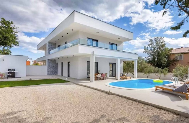 Holiday home with air conditioning and outdoor pool