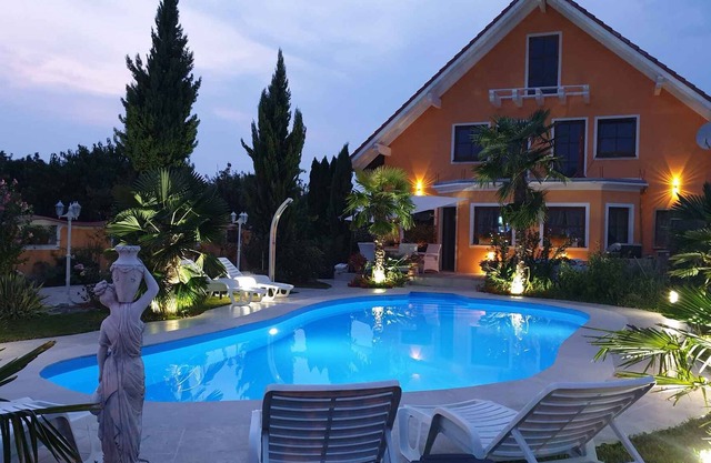 Holiday home with outdoor pool and WiFi