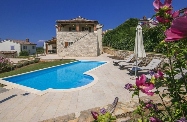 Holiday home with pool near Zelena laguna, pets allowed