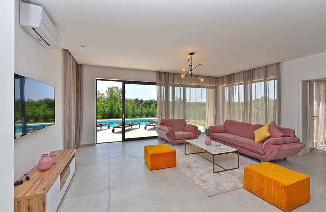 Holiday home with pool and air conditioning