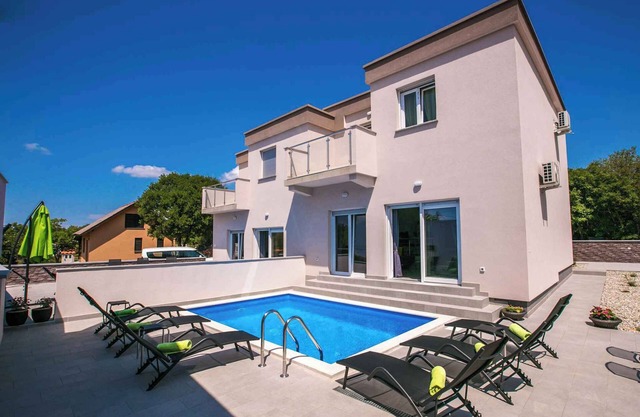 Holiday home with pool and kilma system