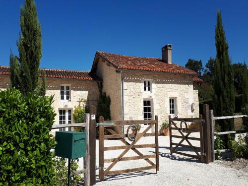 Holiday home with pool in Verteillac