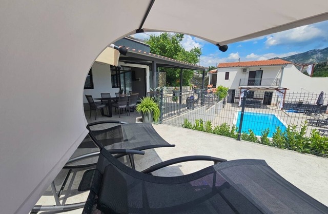 Holiday House Above with pool