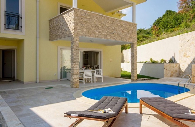 Holiday house Baška for 6 - 8 persons with 3 bedrooms - Holiday home