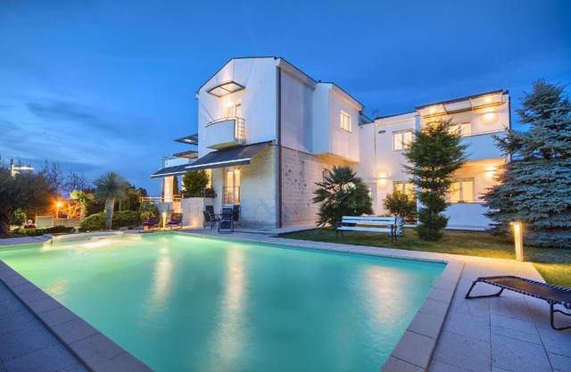 Holiday house for 12 persons approx. 230 qm in Pjescana Uvala, Istria (Istrian Riviera)