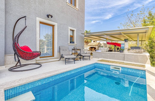 Holiday House Lidia i Rina with pool