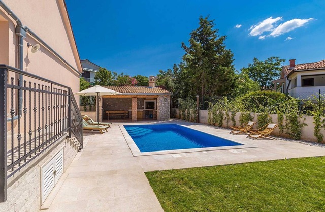 Holiday house MASLINA with pool