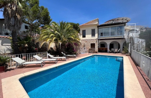 Holiday house - privatpool + glass fiber, views + aircondition, Wallbox (3,7kW)