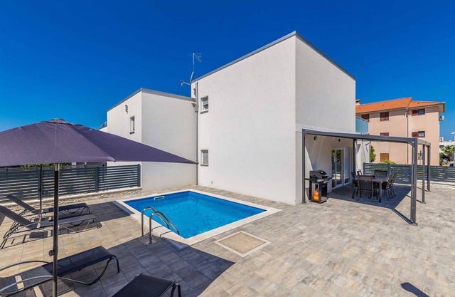 Holiday house SUNLIGHT with heated pool