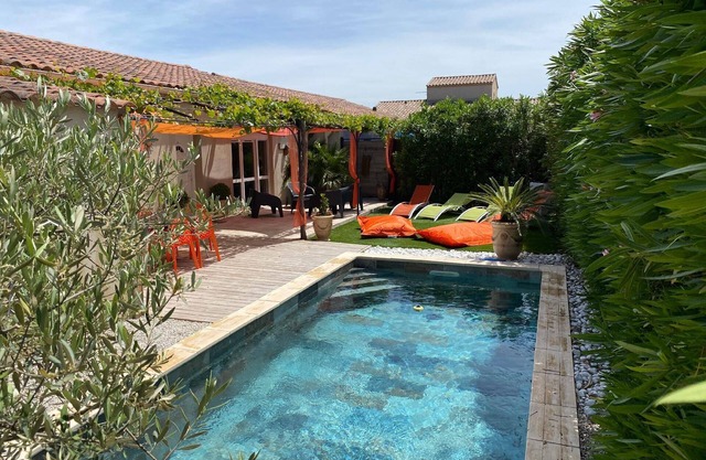 Holiday house Tavel for 1 - 6 persons with 3 bedrooms - Row house