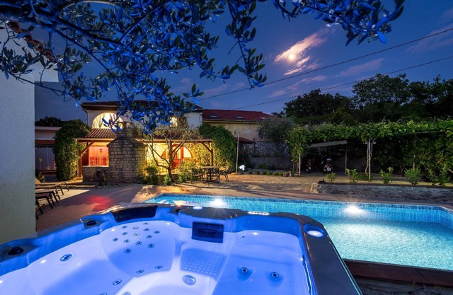 Holiday house Vantačići for 1 - 6 persons with 3 bedrooms - Holiday home