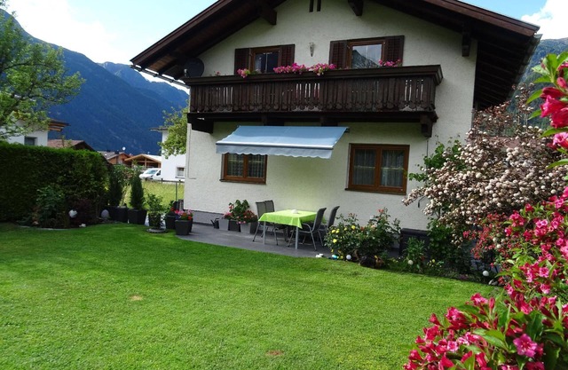 Holiday house with a south-facing balcony, a garden and a parking space, in a central location