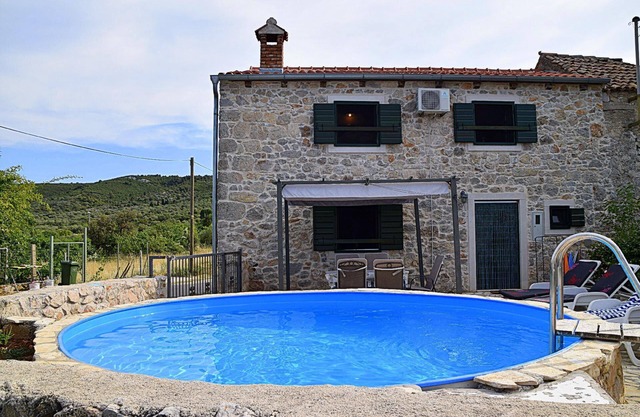 Holiday house with pool in Dobropoljana