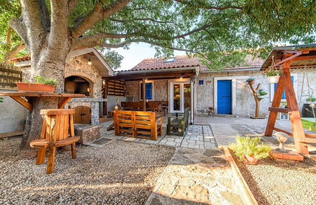 Holiday house with a swimming pool Konjevrate, Krka (K-24925)