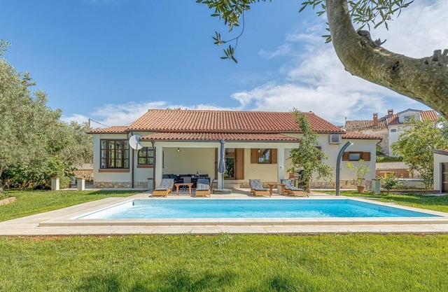 Holiday House with private pool and garden in Smoljanci, for 6- 8 persons