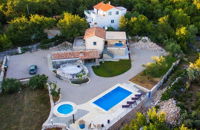 Holiday house with pool, whirlpool and sauna