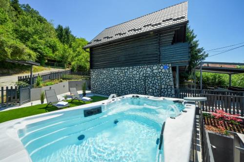 Holiday House with Pool and Wellness Area - Black Pearl