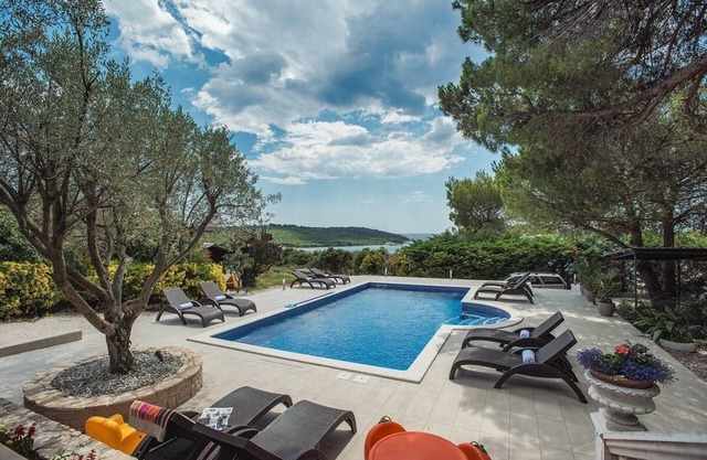 Holiday house with private pool for 16 persons approx. 267 qm in Banjole, Istria (Istrian Riviera)