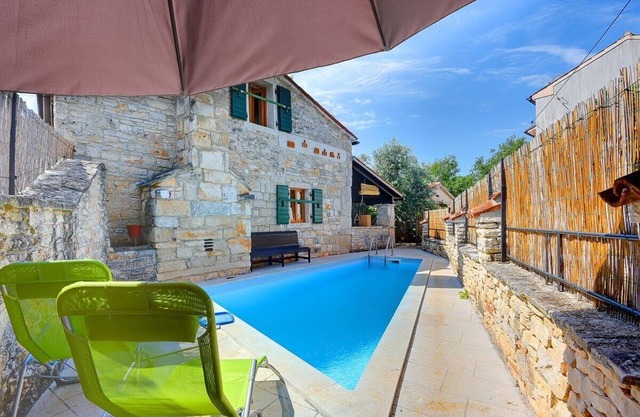 Holiday house with private pool for 3 persons approx. 50 qm in Rezanci, Istria (Interior of Istria)