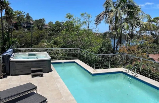 Holiday in this beautiful harbourside retreat.