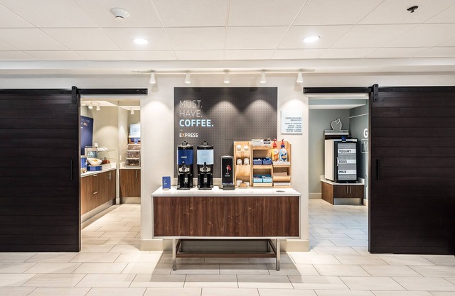 Holiday Inn Express Flint-Campus Area by IHG