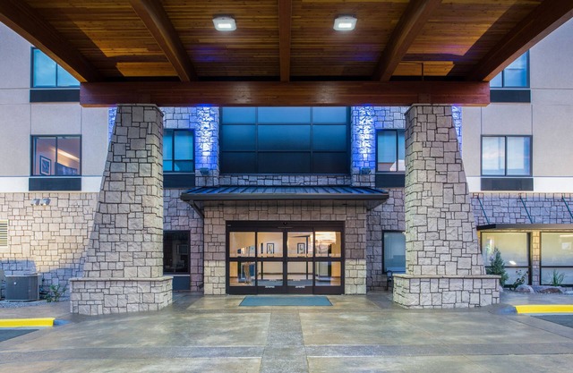 Holiday Inn Express Hotel & Suites Bismarck by IHG