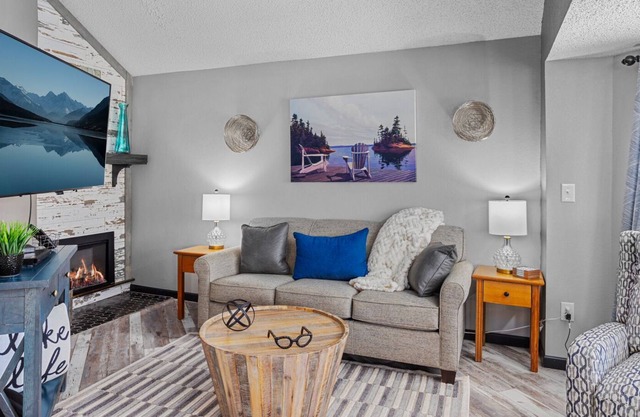 Holiday Shores 28 - Beautiful Villa with Resort Amenities!