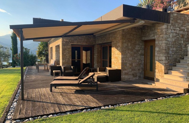 Holiday villa "Miralago" with a view of the water