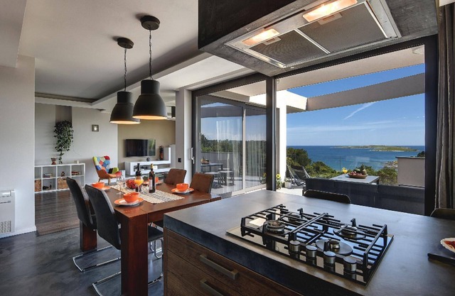 Holiday villa Sunrise with pool in Premantura