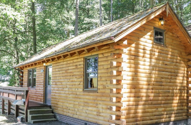 HOLLIES LODGE, romantic, character holiday cottage in Garthmyl